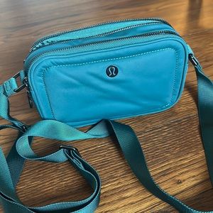 Lululemon crossbody camera bag 2L